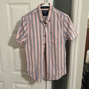 Never worn Hollister men’s short sleeve striped button down shirt